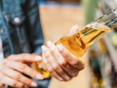 Piwo to nie alkohol? Młodzi dorośli wciąż wierzą w szkodliwe mity