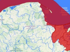 Frombork zalewany przez wodę z Zalewu Wiślanego. Strażacy układają worki z piaskiem