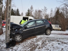 Dostawczak rzucił osobówkę na słup po czołowym zderzeniu. Fatalna seria na drogach