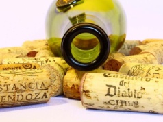 Nie wyrzucaj korka po winie, przyklej go do mebli. Zniknie irytujący problem