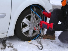 Jak wybrać łańcuchy na koła? Kierowcy nie znają zasad, błąd słono kosztuje