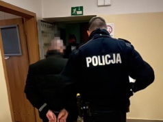 Rodzinny dramat w drugi dzień świąt. Dusił brata, a matce groził nożem