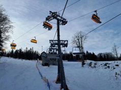 Awaria wyciągu w Czarno Groniu. 75 narciarzy uwięzionych na krzesełkach, w akcji strażacy z Krakowa