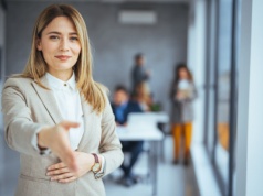 Savoir-vivre to przeżytek czy niezbędnik? Kompletny przewodnik po zasadach dobrego wychowania