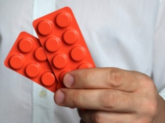 Polacy biorą garściami. Te suplementy uderzają w wątrobę