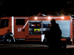 Kobieta i siedmioletnie dziecko w stanie krytycznym. Wpadli do stawu