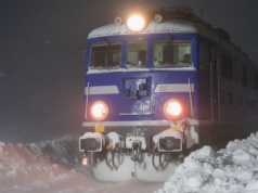 Zasypało pociąg do Olsztyna. „Dzieją się tam dantejskie sceny”. Pasażerowie spędza noc na torach?