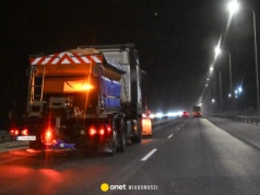 Policja dostarczy ciepłe napoje ludziom z S7. Schronienie czeka w Ostródzie. "Choćby łóżko miało stać przy łóżku, to damy dach nad głową"