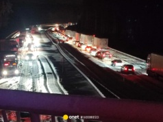 Trasa S7 stopniowo udrażniana, ale nadal niebezpiecznie. Bardzo trudne warunki