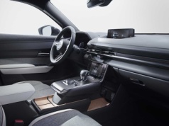 Dłuższa od Omody 5 Mazda z rocznika 2023 wciąż stoi w salonie. Cena 99 900 zł nie zwiększyła zainteresowania