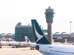 Na wakacje samolotem z dziećmi? Jak uniknąć zbędnego stresu