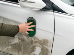 Nigdy nie myj tak samochodu zimą. To najprostsze droga do zniszczenia lakieru