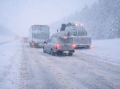 Trasa S51 Olsztyn – Olsztynek nieprzejezdna. Samochody stoją w śniegu