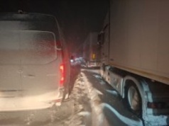 Zimowy koszmar na S7. Kierowcy od wielu godzin tkwią w korku