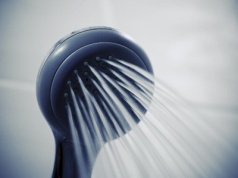 Co jest lepsze dla Twojej skóry? Prysznic rano czy wieczorem?