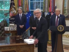 Złota statuetka dla Trumpa i haracz od czipów. Jak Big Tech przetrwał rok wojny handlowej