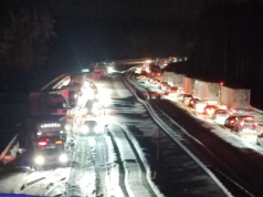 Tysiące utknęło w zimowym korku na S7. Wiadomo, kto zawinił