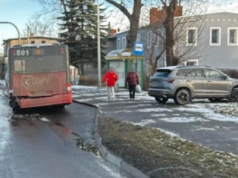 Zderzenie Skody z autobusem MZK na ulicy Wolności