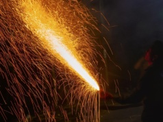 Policja radzi, jak obchodzić się z fajerwerkami. „Polegajmy na instrukcji i zdrowym rozsądku”