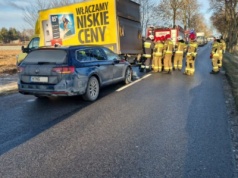 Zderzenie osobówki z pojazdem ciężarowym. W jednym z pojazdów było 4-letnie dziecko