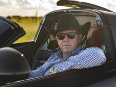 Prędkość to misja - twierdzi "motoboy" z Teksaku, John Hennessey