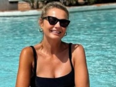 Wskoczyła w kostium z efektem "wow". Wycięcia to jeszcze nie wszystko