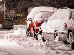 Nigdy nie odśnieżaj tak samochodu. Nawet 300 zł mandatu za ten błąd, kierowcy muszą wiedzieć
