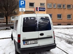 Przyjechał do komendy policji samochodem, mimo zakazu prowadzenia pojazdów