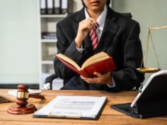 Chcesz rozumieć biznes od strony przepisów i umów? Oto studia, które łączą prawo z praktyką gospodarczą