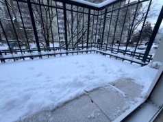 Śnieg zalega na balkonie? Lepiej uważaj. Gdy służby go zwęszą, mogą wlepić mandat