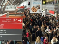 "Potężny chaos" w Modlinie. Sylwester na lotnisku? "Ludzie tracą nadzieję"