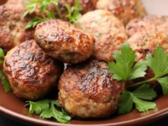 Babciny sposób na soczyste mielone. Dietetyk nie pochwali tego triku