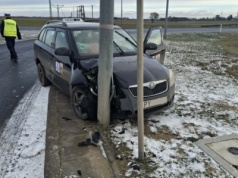 Skoda wpadła na latarnię przez wymuszenie TIRa