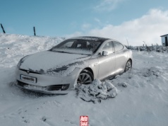 Lepiej utknąć w zaspie w aucie spalinowym czy w elektryku? Politycy opowiadają bzdury, taka jest prawda