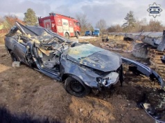 Ucieczka zakończona wypadkiem. Osobówka wbiła się pod rury ciepłownicze