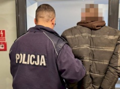 Słupsk: Doświetlał „miejsce pracy” reflektorami. Policja zatrzymała złodzieja katalizatorów