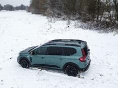 Śnieżyca w prognozach? Sprawdź, co zrobić przed wyjazdem w trasę, żeby nie utknąć na drodze