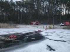 Gm. Kaczory: Ćwiczenia  na jeziorze Bobrowo. Strażacy szkolili się w ekstremalnych warunkach