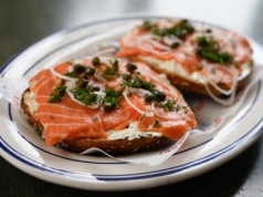 Na talerzu, ale nie z oceanu. Czy łosoś z bioreaktora ma przyszłość?