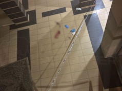 Bójka na Targówku zakończona tragedią. Mężczyzna wychylił się za barierkę, a następnie przeskoczył i spadł z wysokości