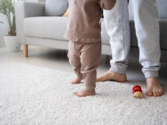 Twoje dywany znów czyste i puszyste! Sprawdź genialny sposób na plamy