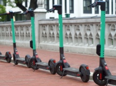 Bolt unieruchomi hulajnogi na całą noc. Aby nikogo nie kusiło jeździć po alkoholu