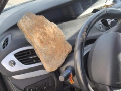 Fala włamań do samochodów w Telde. Kilka pojazdów zniszczonych