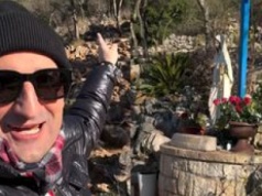 Michał Koterski dzieli się wspomnieniem z Medziugorie. "Siedziałem w krzakach i piłem sok z aronii. (...) jak mnie przycisnął, to myślałem, że mi du*ę rozerwie"