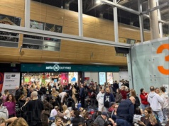 Jedni czekają od 12 godzin w hali na lotnisku, inni od 3 godzin w samolocie na płycie lotniska! Pasażerowie nie zdążą na Sylwestra