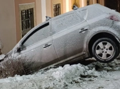 Samochód uderzył w ścianę kościoła w Szklarskiej Porębie Dolnej.