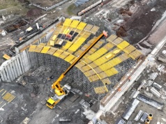 Między Chomranicami i Męciną. Tu też powstaje kolej