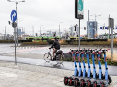 Czasami hulajnoga potrafi wylądować na szczycie mostu. Miasta biorą się za porządki