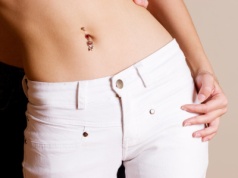 Kolczyk w pępku. Wielki powrót trendu? Wszystko, co powinnaś wiedzieć