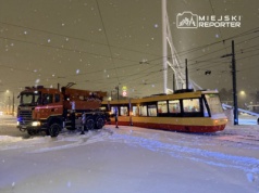 Awaria na Rondzie Radosława. Tramwaj rozjechał się na zwrotnicy. Trwa akcja wkolejania składu